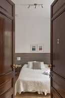 Ally's Guest House Barcelona B&B