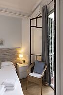 Ally's Guest House Barcelona B&B