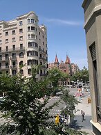 Ally's Guest House Barcelona B&B