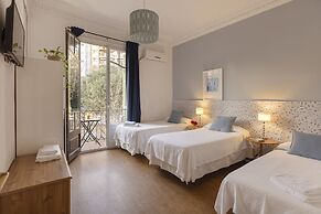 Ally's Guest House Barcelona B&B