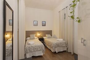 Ally's Guest House Barcelona B&B