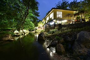 Zantiis Ndol Villas