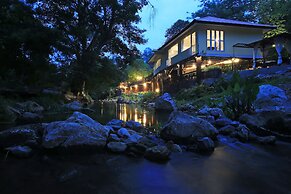 Zantiis Ndol Villas