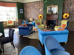 Virginia Court Hotel