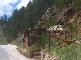 Blackstone Lodge & Suites