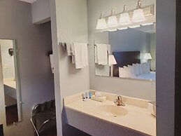 Blackstone Lodge & Suites