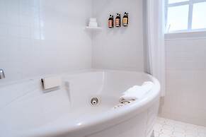 The Bergson, BW Signature Collection