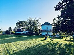 Bella Manga Country Escape