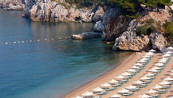 Maestral Resort & Casino
