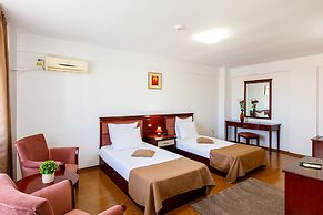 Lira Pacific Aparthotel