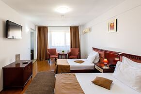 Lira Pacific Aparthotel