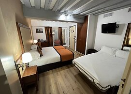 Hotel Saint Honore 85