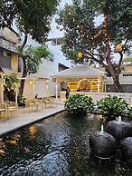 Feung Nakorn Balcony Rooms and Cafe