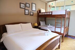 Feung Nakorn Balcony Rooms and Cafe