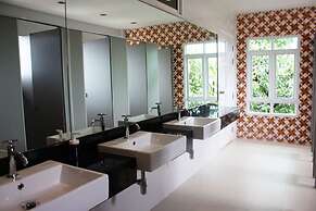 Feung Nakorn Balcony Rooms and Cafe