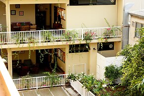 Feung Nakorn Balcony Rooms and Cafe