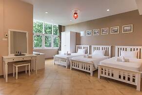 Feung Nakorn Balcony Rooms and Cafe