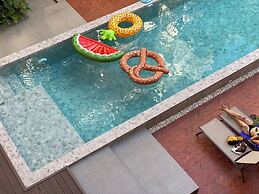 Feung Nakorn Balcony Rooms and Cafe