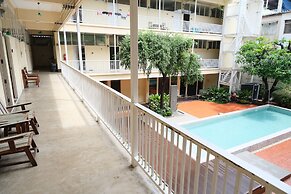 Feung Nakorn Balcony Rooms and Cafe