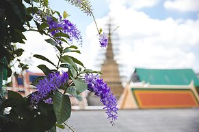 Feung Nakorn Balcony Rooms and Cafe