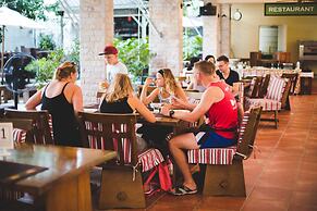 Feung Nakorn Balcony Rooms and Cafe