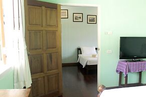 Feung Nakorn Balcony Rooms and Cafe