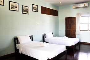 Feung Nakorn Balcony Rooms and Cafe