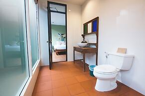 Feung Nakorn Balcony Rooms and Cafe