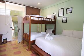 Feung Nakorn Balcony Rooms and Cafe