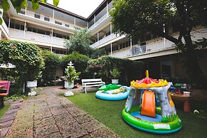 Feung Nakorn Balcony Rooms and Cafe