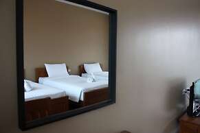 Feung Nakorn Balcony Rooms and Cafe