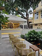 Feung Nakorn Balcony Rooms and Cafe