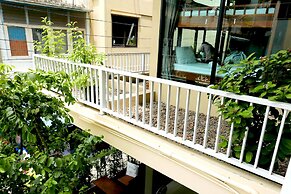 Feung Nakorn Balcony Rooms and Cafe