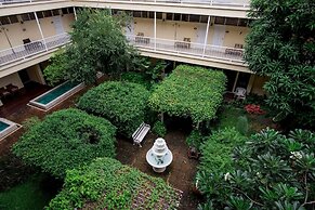 Feung Nakorn Balcony Rooms and Cafe