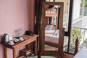 Feung Nakorn Balcony Rooms and Cafe
