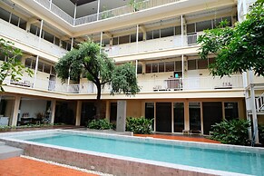 Feung Nakorn Balcony Rooms and Cafe
