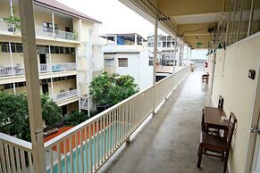 Feung Nakorn Balcony Rooms and Cafe