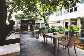 Feung Nakorn Balcony Rooms and Cafe