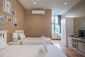 Feung Nakorn Balcony Rooms and Cafe