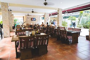 Feung Nakorn Balcony Rooms and Cafe