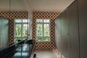 Feung Nakorn Balcony Rooms and Cafe