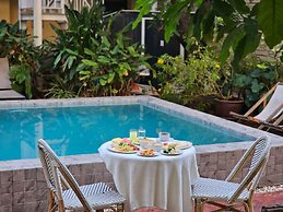 Feung Nakorn Balcony Rooms and Cafe