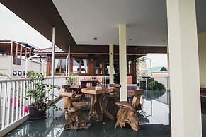Feung Nakorn Balcony Rooms and Cafe