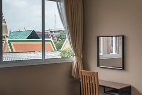 Feung Nakorn Balcony Rooms and Cafe