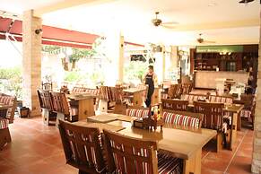 Feung Nakorn Balcony Rooms and Cafe