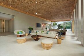 Le Méridien Phuket Mai Khao Beach Resort