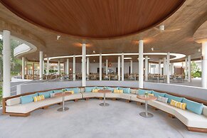 Le Méridien Phuket Mai Khao Beach Resort