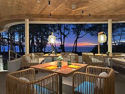 Le Méridien Phuket Mai Khao Beach Resort