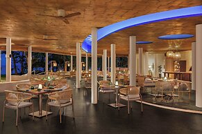 Le Méridien Phuket Mai Khao Beach Resort