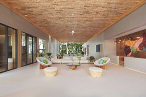 Le Méridien Phuket Mai Khao Beach Resort